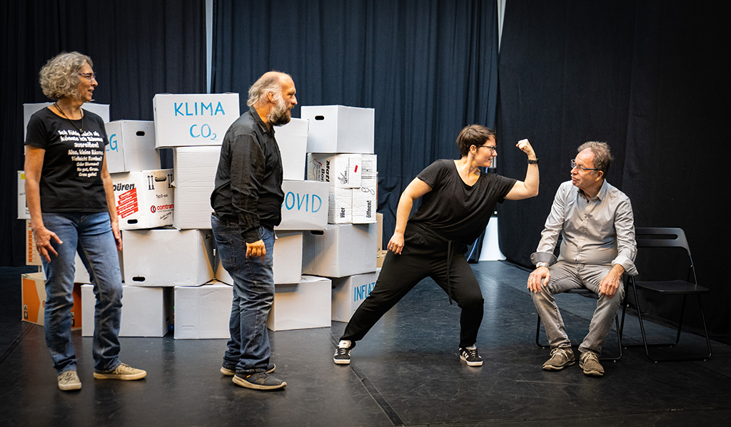 Voller Einsatz: Das Theater-fulminant-Ensemble probt mit Leiterin Vanessa Topf (2. von rechts) für die fulminante Premiere von "Herkules und der Stall des Augias" am 26. Oktober. Foto: Benjamin Westhoff Voller Einsatz: Das Theater-fulminant-Ensemble probt mit Leiterin Vanessa Topf (2. von rechts) für die fulminante Premiere von "Herkules und der Stall des Augias" am 26. Oktober.